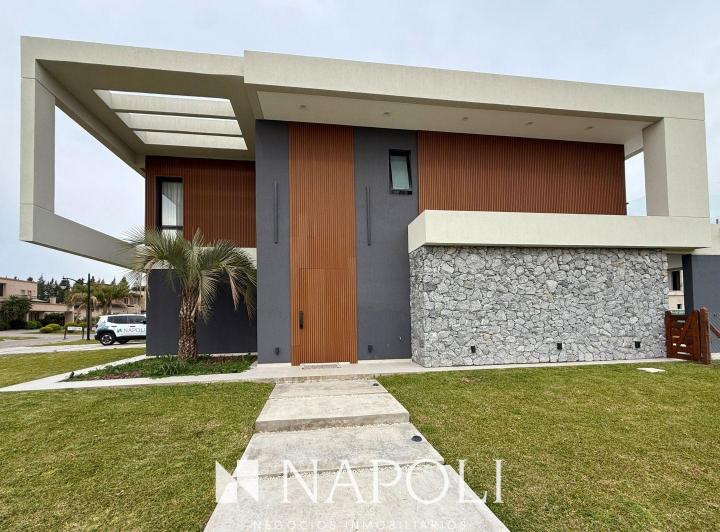 Casa · 319m² · 5 Ambientes · 2 Cocheras