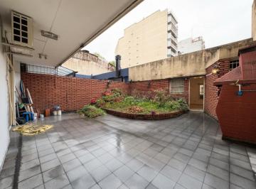 Departamento · 142m² · 5 Ambientes · 1 Cochera · Departamento 5 Ambientes, con Patio y Cochera en Venta, Balvanera, Impecable