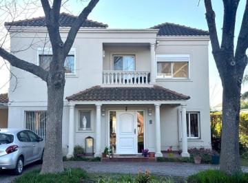 Casa · 248m² · 5 Ambientes · 2 Cocheras · Casa en Venta 5 Ambientes en Santa María de Los Olivos – Malvinas Argentinas