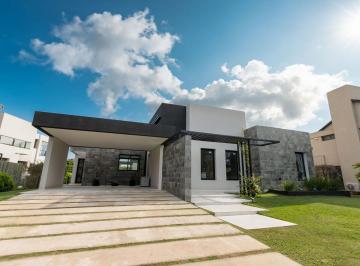 Casa · 236m² · 6 Ambientes · 2 Cocheras · Re/ Max Vende Casa a Estrenar en Las Almenas