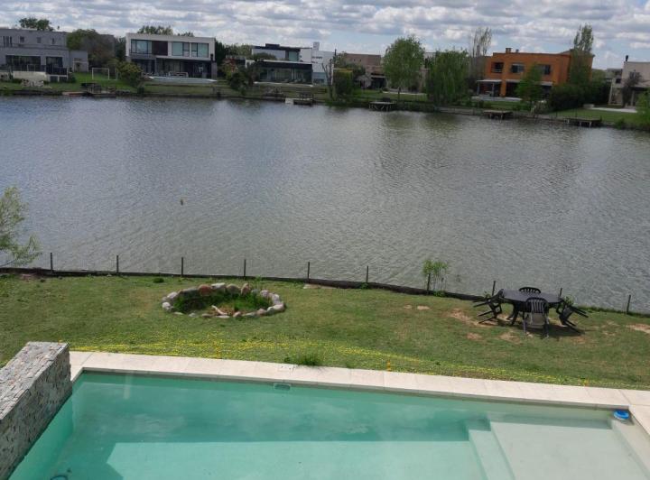 Casa · 220m² · 5 Ambientes · 4 Cocheras