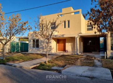 Casa · 420m² · 8 Ambientes · 2 Cocheras · Casa 3 Dorm. 3 Baños B° El Marquesado