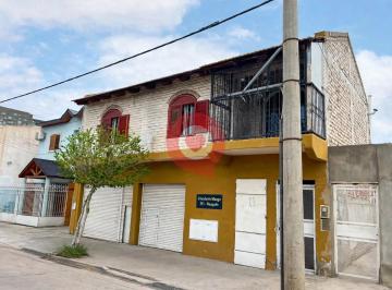 Casa · 256m² · 5 Ambientes · 1 Cochera · Casa y Departamentos