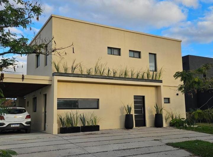 Casa · 180ha · 4 Ambientes · 5 Cocheras
