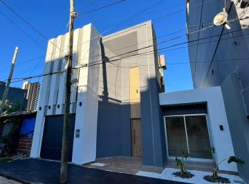 Casa · 219m² · 4 Ambientes · 1 Cochera · Casa en Venta Sobre Calle Carlos Grismado y Av Maipú