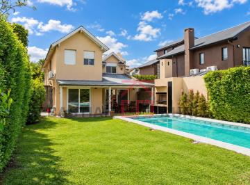 Casa · 180m² · 5 Ambientes · 4 Cocheras · Casa en Tres Horquetas