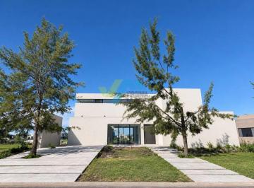 Casa · 210m² · 4 Ambientes · 1 Cochera · Casa en Dos Plantas con Pileta - Lote con Salida Al Rio en Naudir Etapa 2