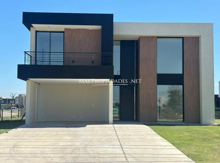 Casa · 285m² · 6 Ambientes · 2 Cocheras