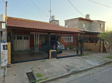 Casa de 9 ambientes, Córdoba · B° Santa Isabel ¡Gran Oportunidad! Casa 3 Dorm. + Pileta + Garaje Para 3 Autos – Apta Crédito