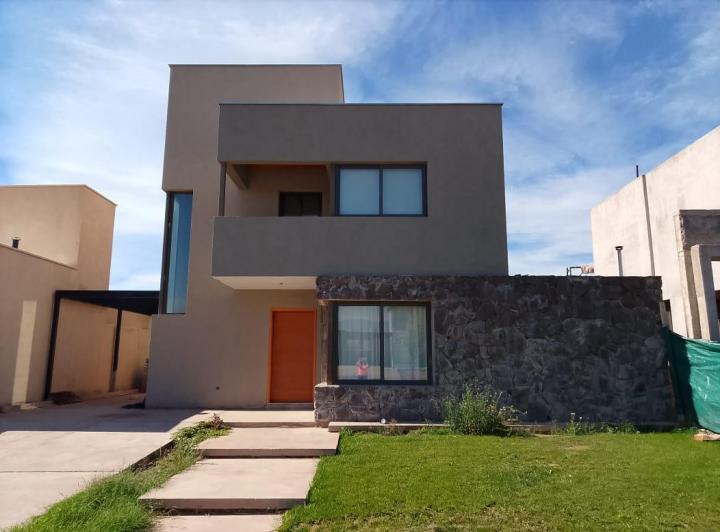 Casa · 175m² · 5 Ambientes · 2 Cocheras