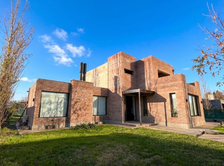 Casa · 130m² · 3 Ambientes · 1 Cochera