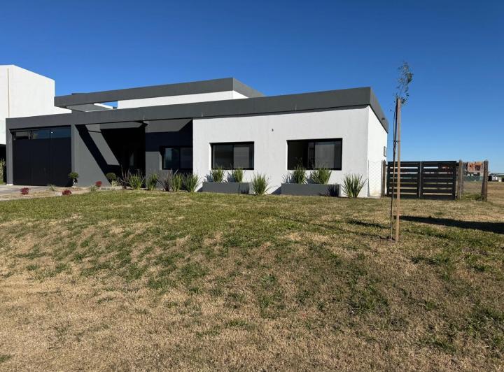 Casa · 238m² · 6 Ambientes · 4 Cocheras