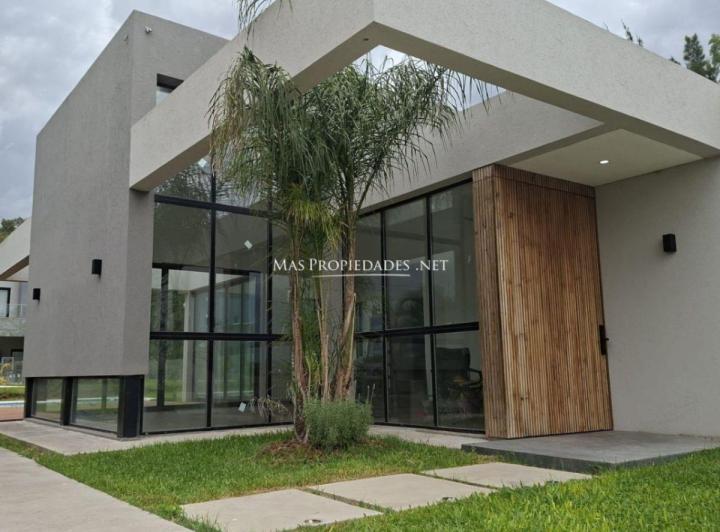 Casa · 220m² · 4 Ambientes · 2 Cocheras