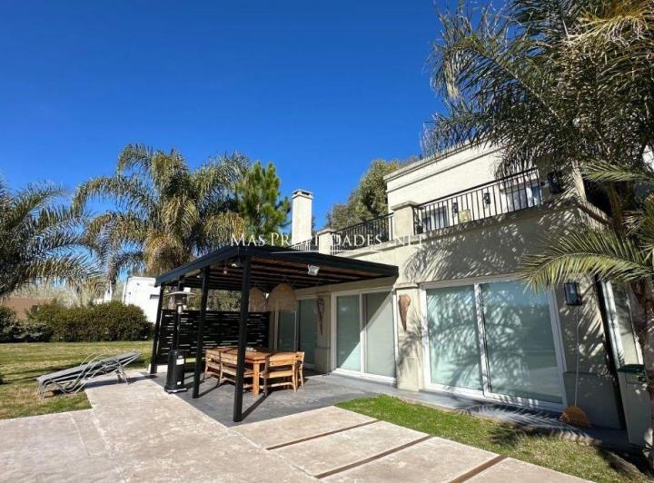 Casa · 145m² · 4 Ambientes · 1 Cochera