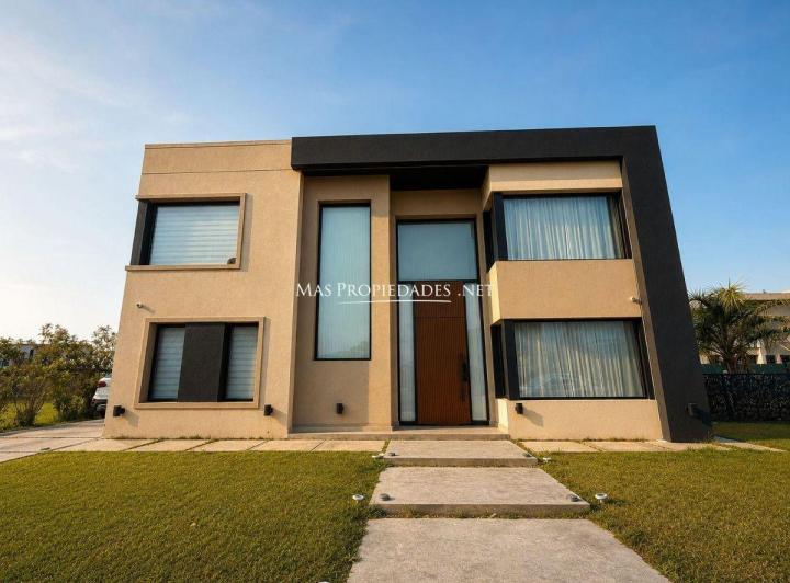 Casa · 220m² · 5 Ambientes · 2 Cocheras