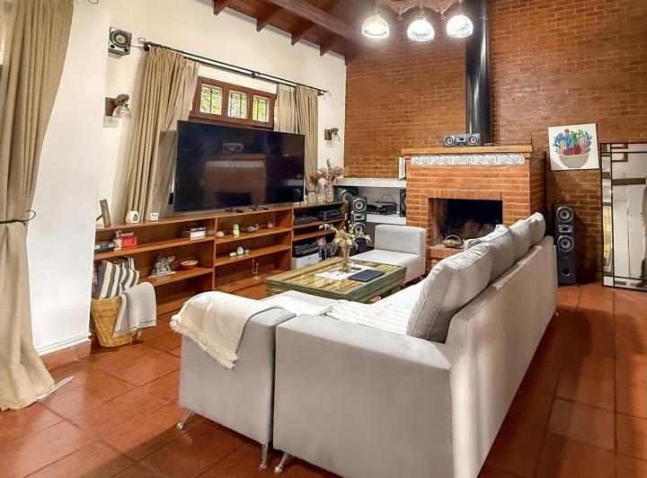 Casa · 380m² · 5 Ambientes · 3 Cocheras
