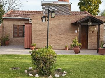 Casa · 99m² · 5 Ambientes · 3 Cocheras · Casa en Venta Barrio Guiñazú 3 Dorm.