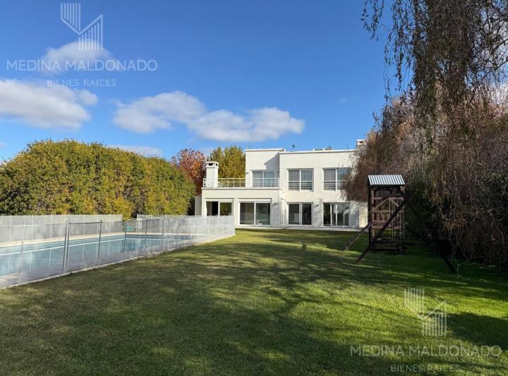 Casa · 1000m² · 5 Ambientes · 1 Cochera