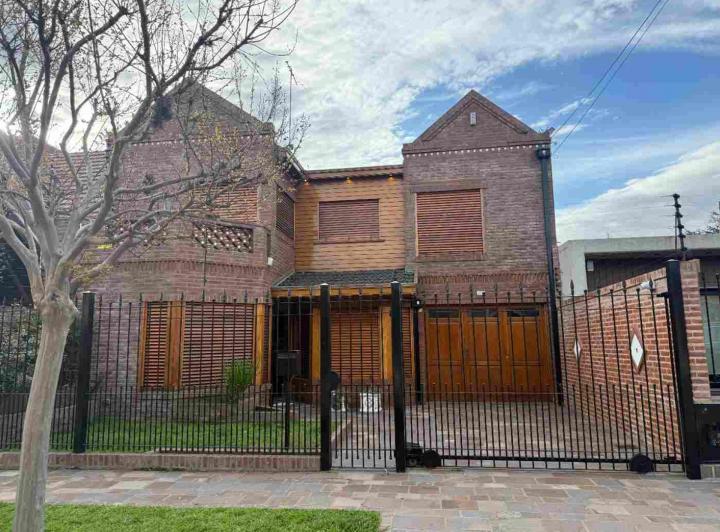 Casa · 314m² · 7 Ambientes · 1 Cochera