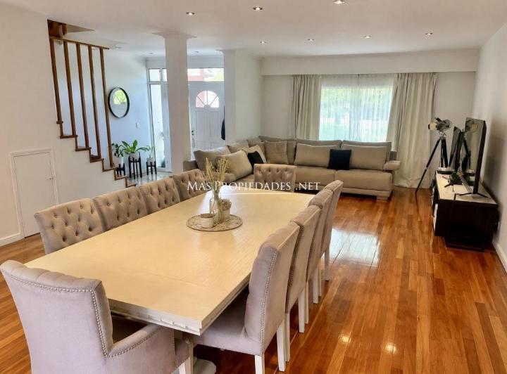 Casa · 330m² · 5 Ambientes · 1 Cochera