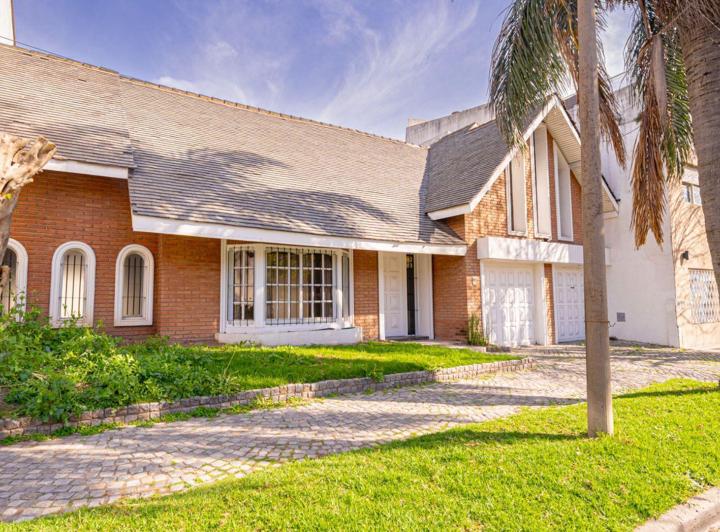 Casa · 170m² · 6 Ambientes · 1 Cochera
