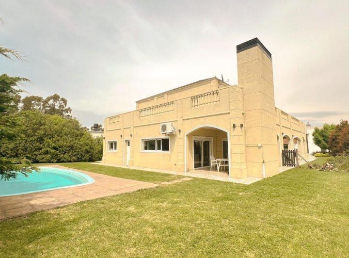 Casa · 330m² · 5 Ambientes · 2 Cocheras