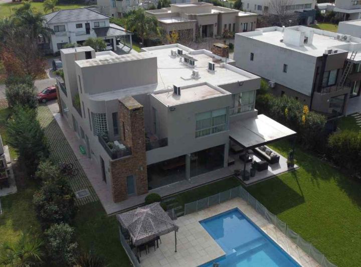 Casa · 430m² · 8 Ambientes · 2 Cocheras