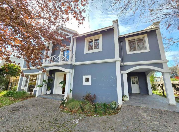 Casa · 211m² · 6 Ambientes · 3 Cocheras