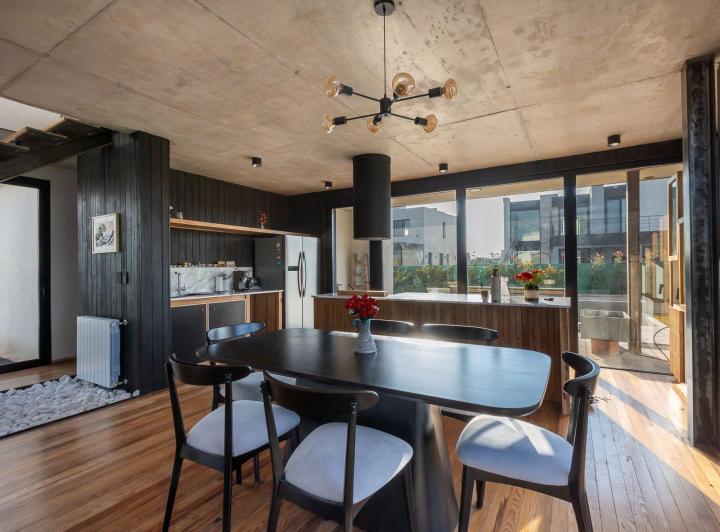 Casa · 200m² · 4 Ambientes · 2 Cocheras