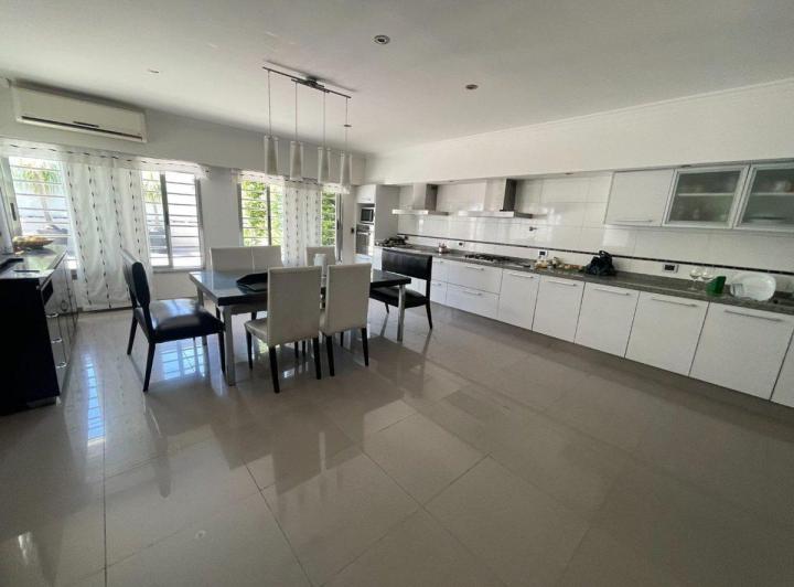 Casa · 229m² · 3 Ambientes · 3 Cocheras