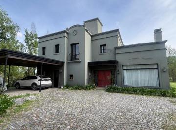 Casa · 200m² · 5 Ambientes · Casa Clasica en 2 Plantas con Vistas Al Campo y Terreno de 1200 m², 3 Dorm. Arriba