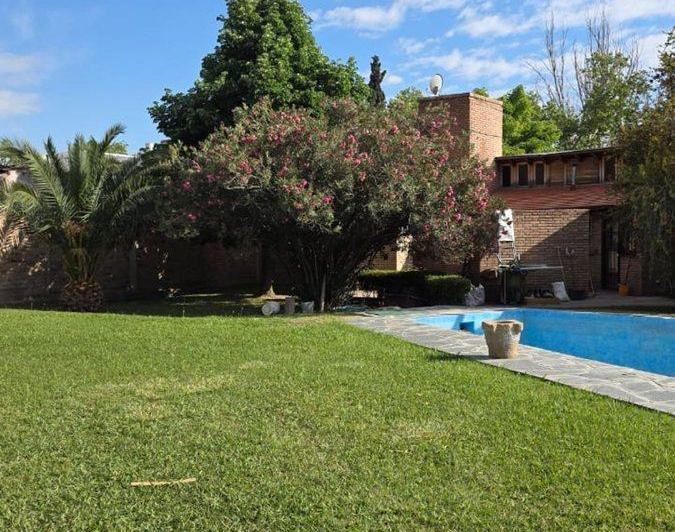 Casa · 240m² · 6 Ambientes · 2 Cocheras