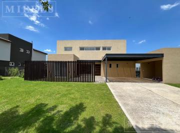 Casa · 220m² · 6 Ambientes · 4 Cocheras · Casa a La Laguna en Alquiler Temporal en El Cantón Islas