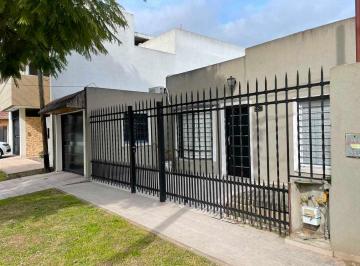 Casa · 112m² · 3 Dormitorios · 2 Cocheras · Casa a La Venta de 3 Dorm. en Ringuelet: No Apto Banco