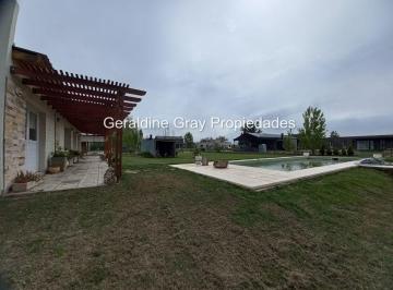 Casa de 2 ambientes, Cipolletti · Casa de 1 Dormitorio con Pileta en Venta en El Barrio Privado Estilo Chacra en Cipolletti.