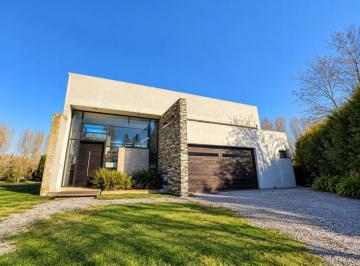 Casa · 450m² · 4 Ambientes · 2 Cocheras · Oportunidad en Barrio Privado Rumenco - Moderna Casa Sobre Dos Lotes