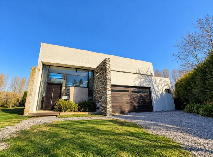 Casa · 450m² · 4 Ambientes · 2 Cocheras