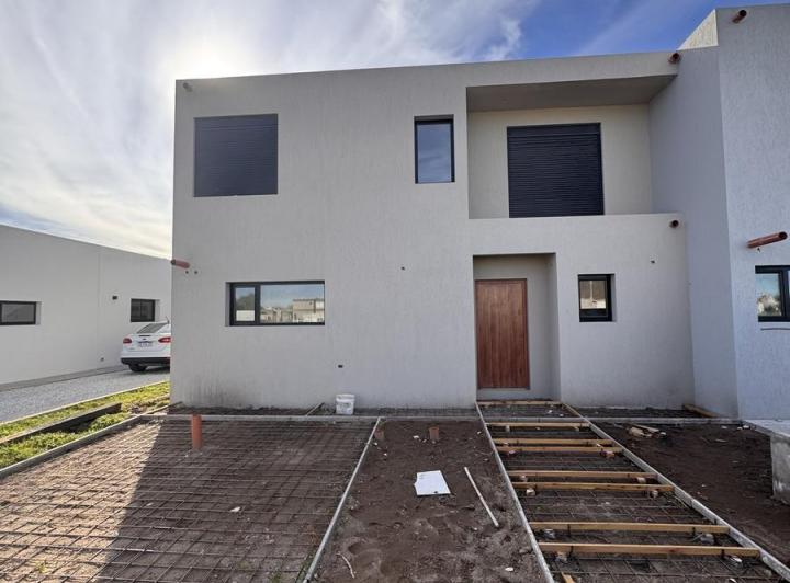 Casa · 250m² · 4 Ambientes · 1 Cochera