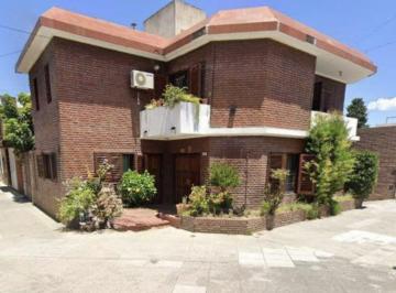 Casa · 255m² · 5 Ambientes · 3 Cocheras · Venta Casa 5 Ambientes Garage 3 Autos Apto Créd.