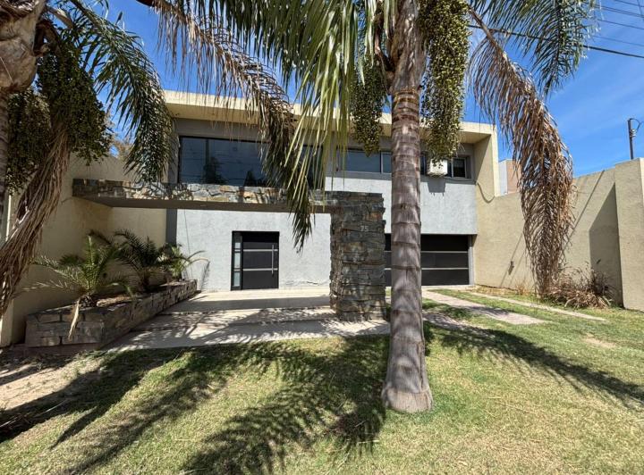 Casa · 324m² · 7 Ambientes · 1 Cochera