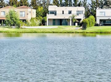 Casa · 264m² · 6 Ambientes · 2 Cocheras · Casa Moderna a La Laguna en La Comarca