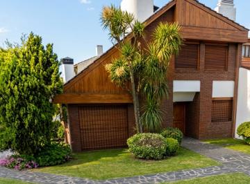 Casa de 8 ambientes,  · Casa Chalet en Esquina Muy Luminoso - Los Troncos