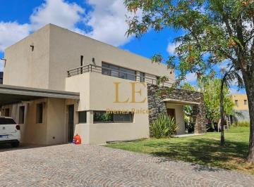 Casa · 260m² · 5 Ambientes · 5 Cocheras · Casa en Alquiler - El Canton
