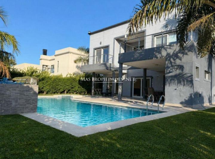 Casa · 250m² · 5 Ambientes · 2 Cocheras