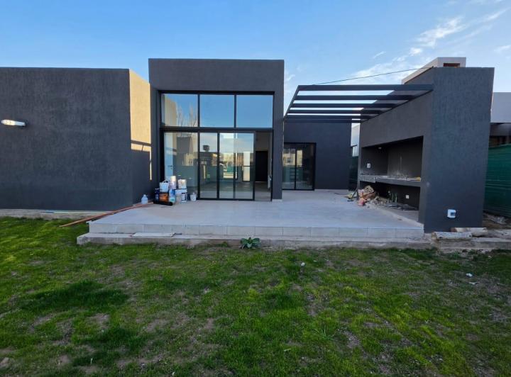 Casa · 165m² · 3 Dormitorios · 2 Cocheras