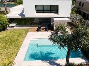 Casa de 7 ambientes, Córdoba · Casa de Alta Categoría en Venta, Amoblada – La Santina