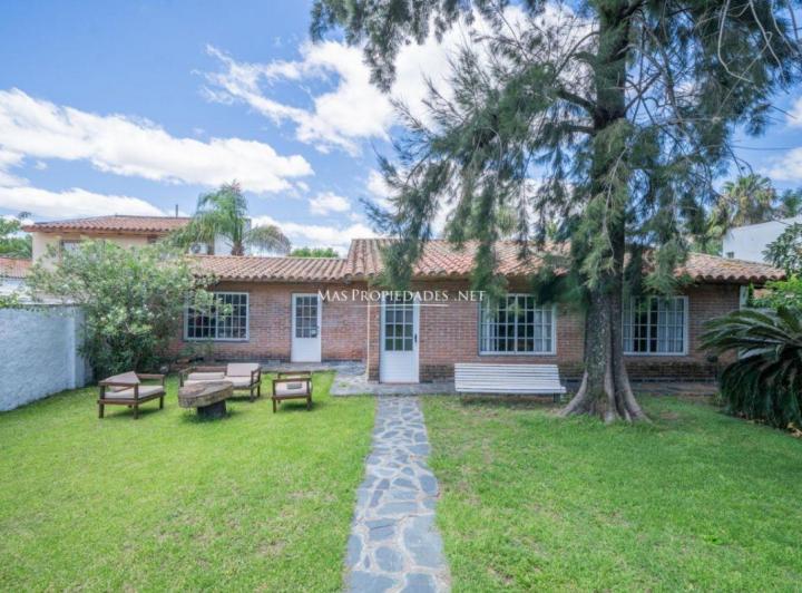 Casa · 200m² · 5 Ambientes · 2 Cocheras