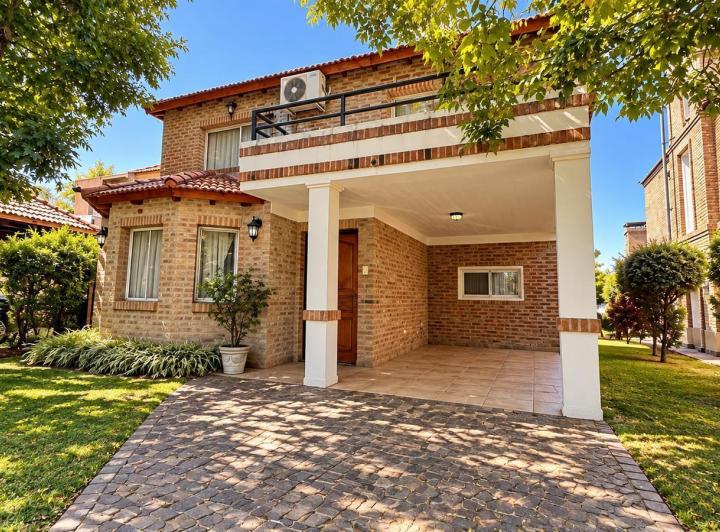 Casa · 150m² · 4 Ambientes · 3 Cocheras