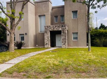 Casa · 252m² · 6 Ambientes · Alquiler: Barrio Cerrado St. Matthwes