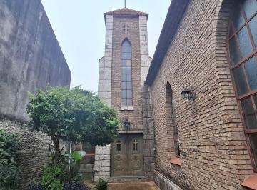 Casa · 221m² · 3 Ambientes · Venta - Casa/iglesia con Salon y Jardin - Barrio Las Heras